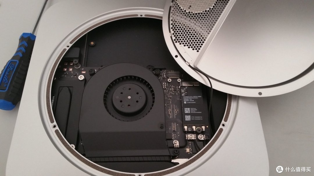 ▲翻开铁盖 ▲翻开铁盖