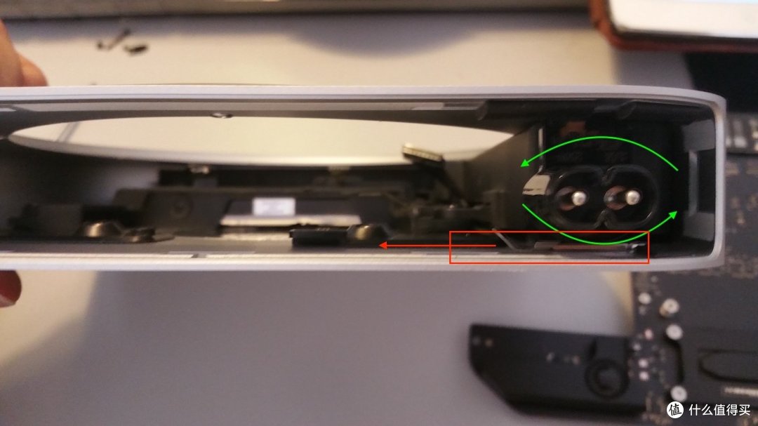 ▲电源插头下面的铁片以及用力方向 ▲电源插头下面的铁片以及用力方向