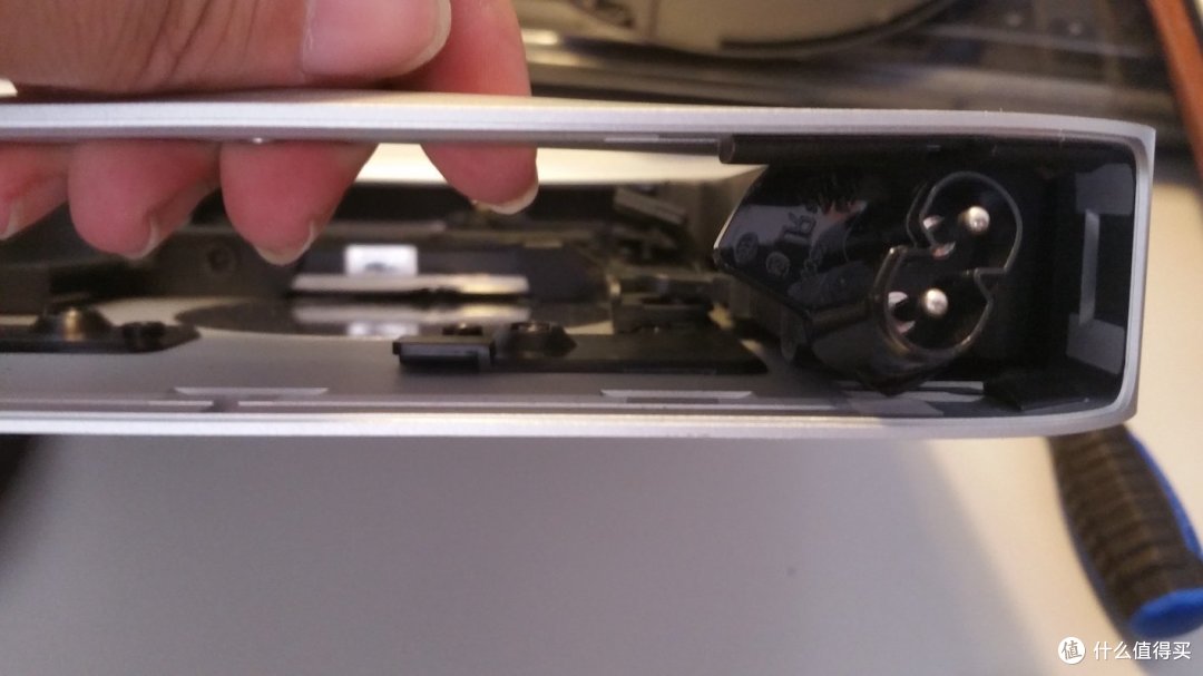 ▲电源插头竖起的状态 ▲电源插头竖起的状态