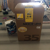 尼康 AF-S 尼克尔 35mm f/1.8G ED 镜头外观特写(遮光罩)