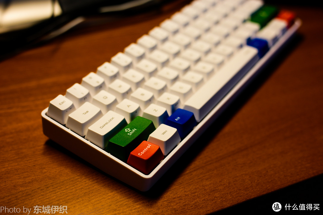 瞧瞧侧角度，附送的彩色键帽是这款键盘极高辨识度的源泉