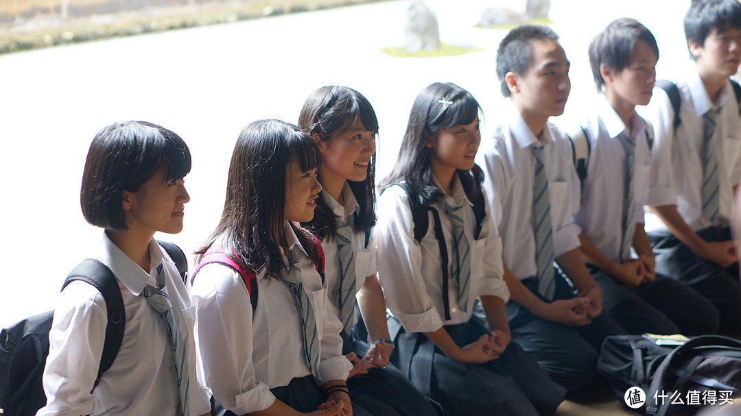 学生以龙安寺枯山水为背景合照