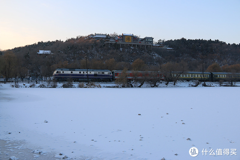 竟然会有火车在公园里穿过，雪国列车么