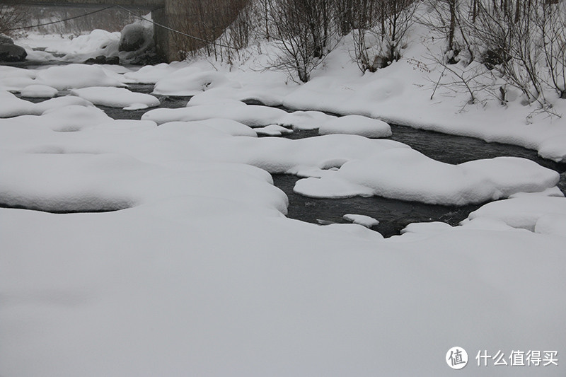 雪地的河看上去总是黑黑的，什么原理