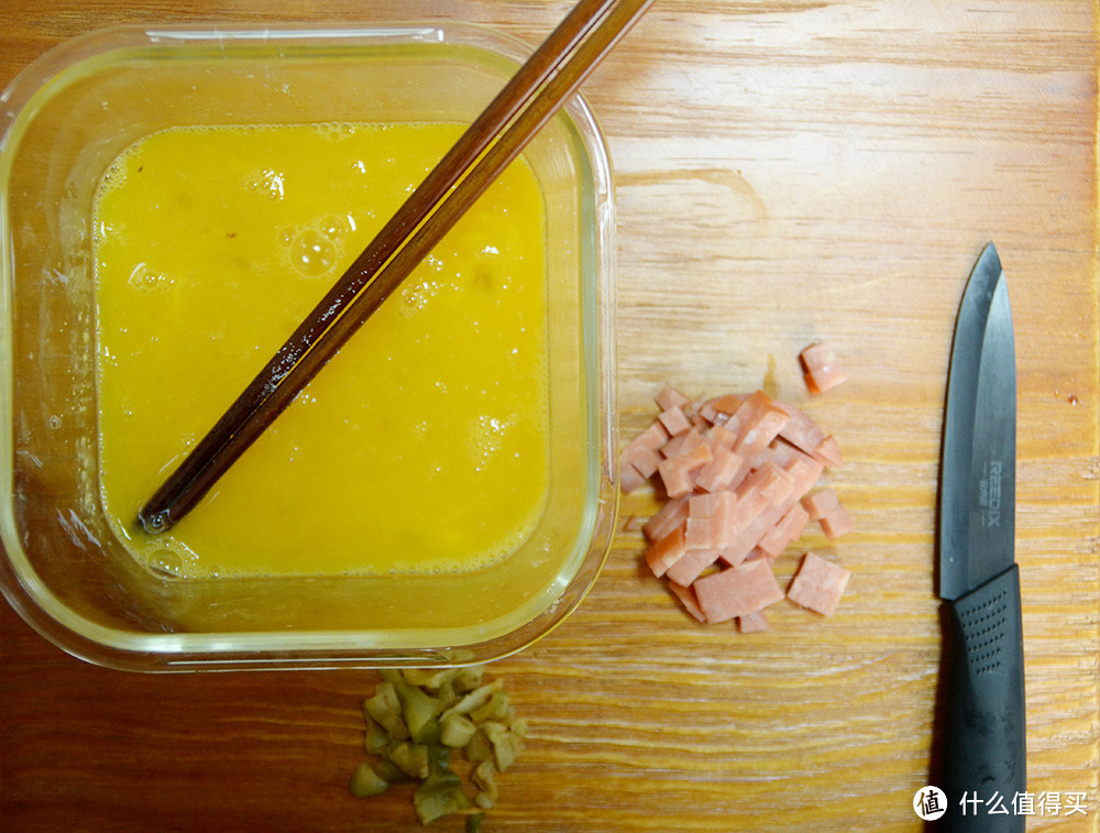鸡蛋加盐、适量温水，再加点火腿丁、榨菜丁