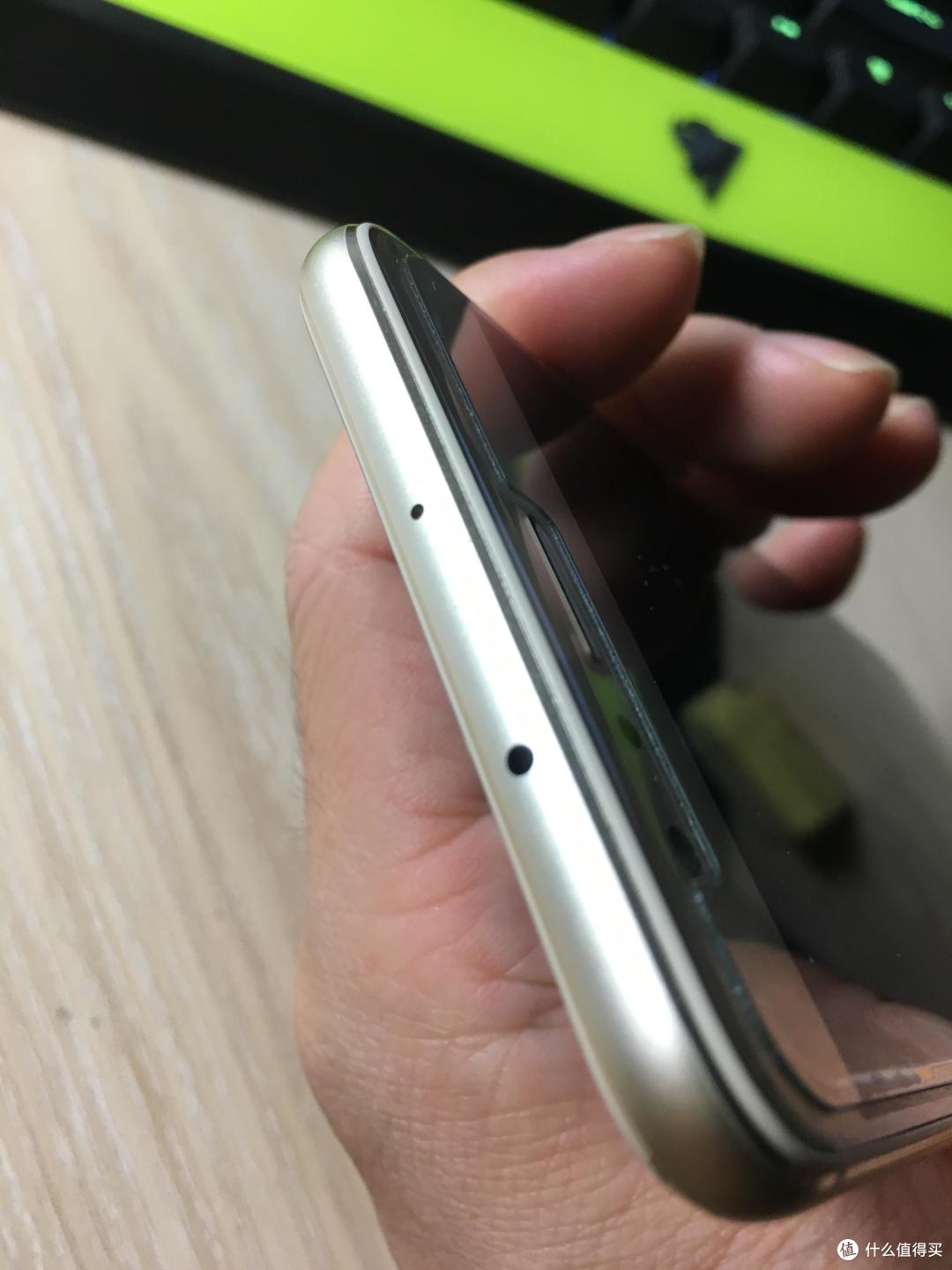 顶部有一个红外线发射器,可以单做遥控器适配大部分家电.