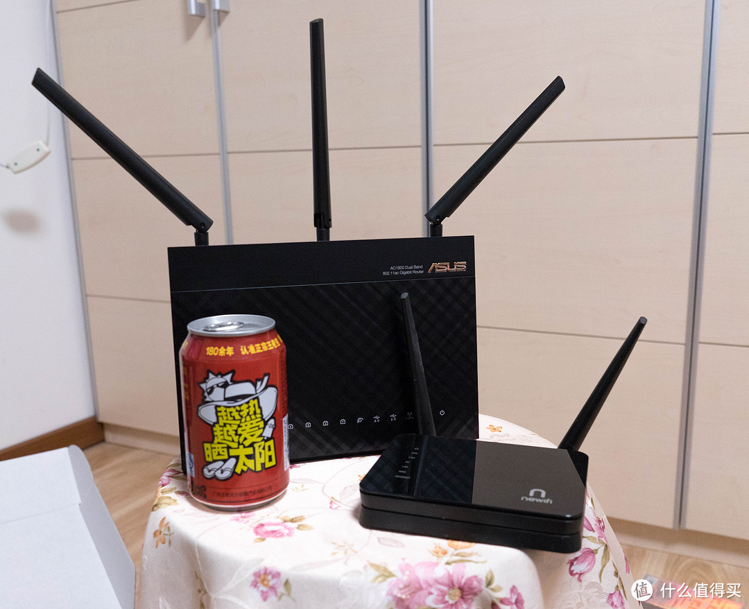 ↑和newifi的个头对比 ↑和newifi的个头对比