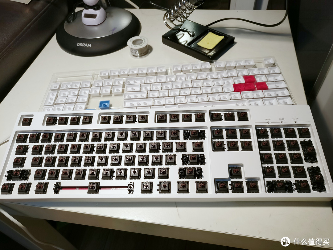 电烙铁新手给机械键盘加灯是种什么样的体验？IKBC C104 白茶 机械键盘 加灯过程分享