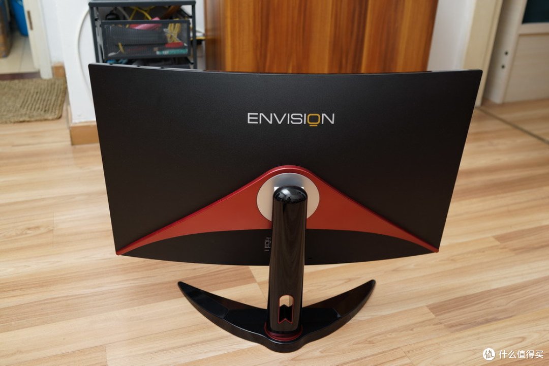 一台奇怪的31.5英寸曲面显示器