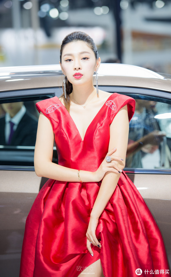 前几年的毛露露看的我脸红心跳的,最近两年都比较收敛了,直到她出现了