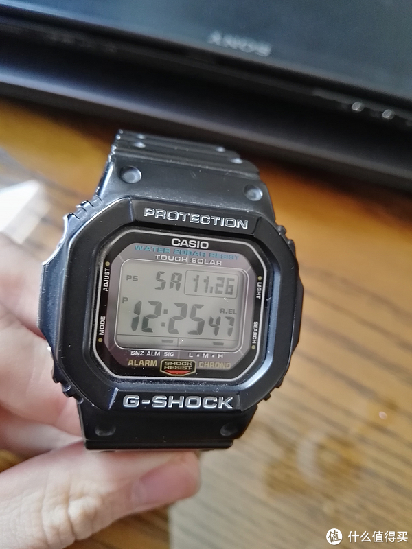 ▲G-SHOCK大logo，20大气压防水，太阳能标识。