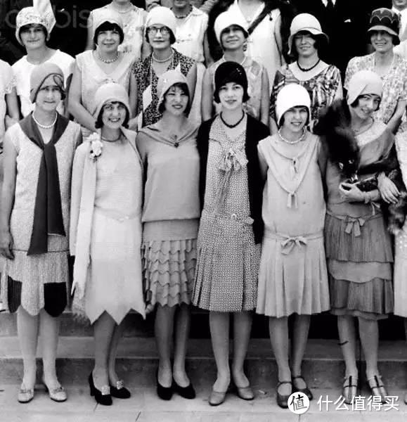 二十年代穿日装裙的女士们。
