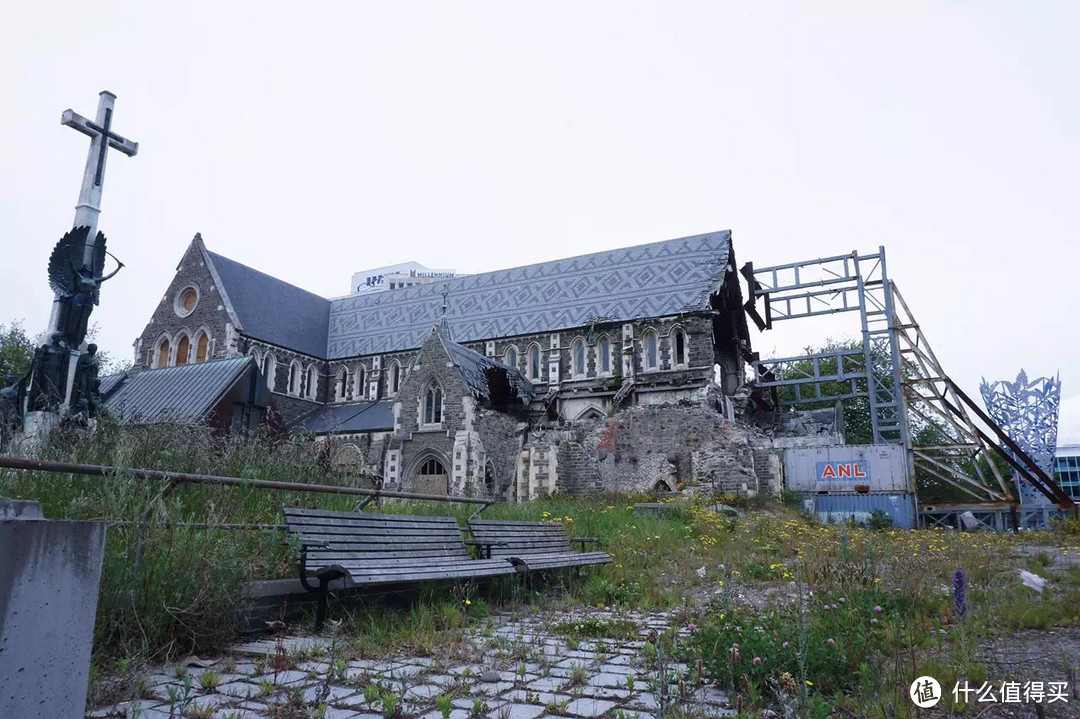 由于大地震而损坏的教堂