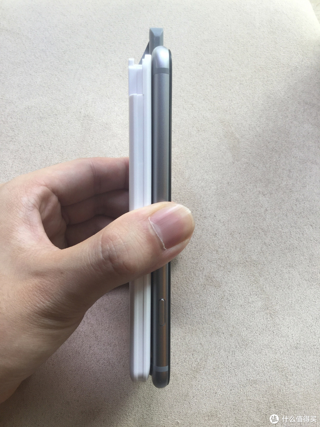 和IPhone6的组合体大约1.5厘米厚（不套壳）
