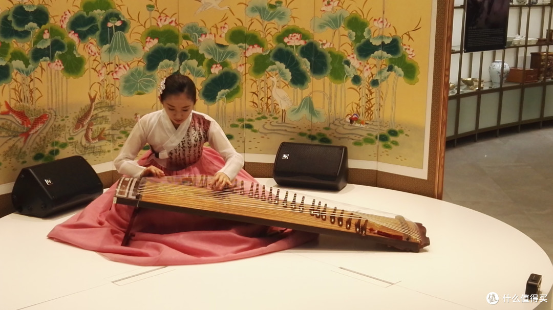 有韩国古筝表演,少女穿着韩国传统服饰,演奏着韩国民族音乐,与中国