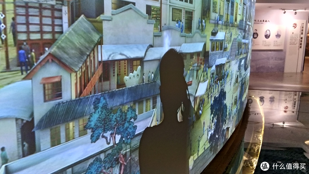 一幅展示唐山历史变迁的动画背景墙