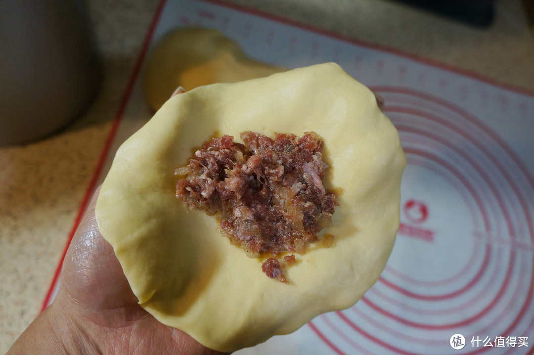 以“嫩牛五方”法制作黑椒牛肉馅饼，分享下自制美味馅饼的一些心得