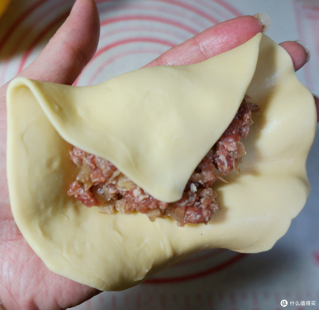 以“嫩牛五方”法制作黑椒牛肉馅饼,分享下自制美味馅饼的一些心得