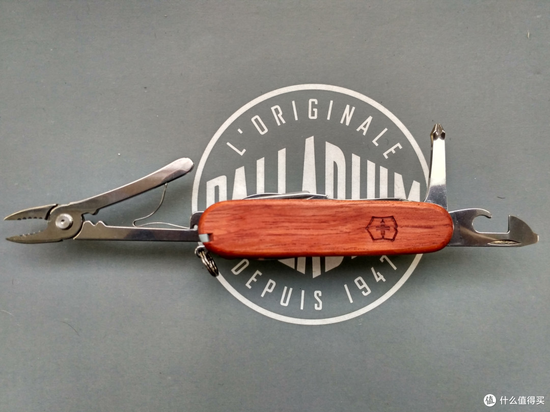 小情调 —VICTORINOX 维氏 英雄 1.6794.69 实木刀面  初把玩