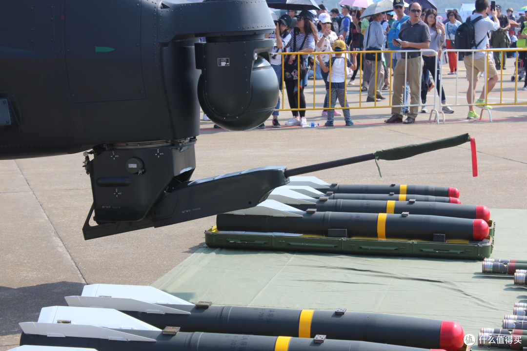 武直-10, 中国第一款专业的武装直升机,23mm机炮特写.