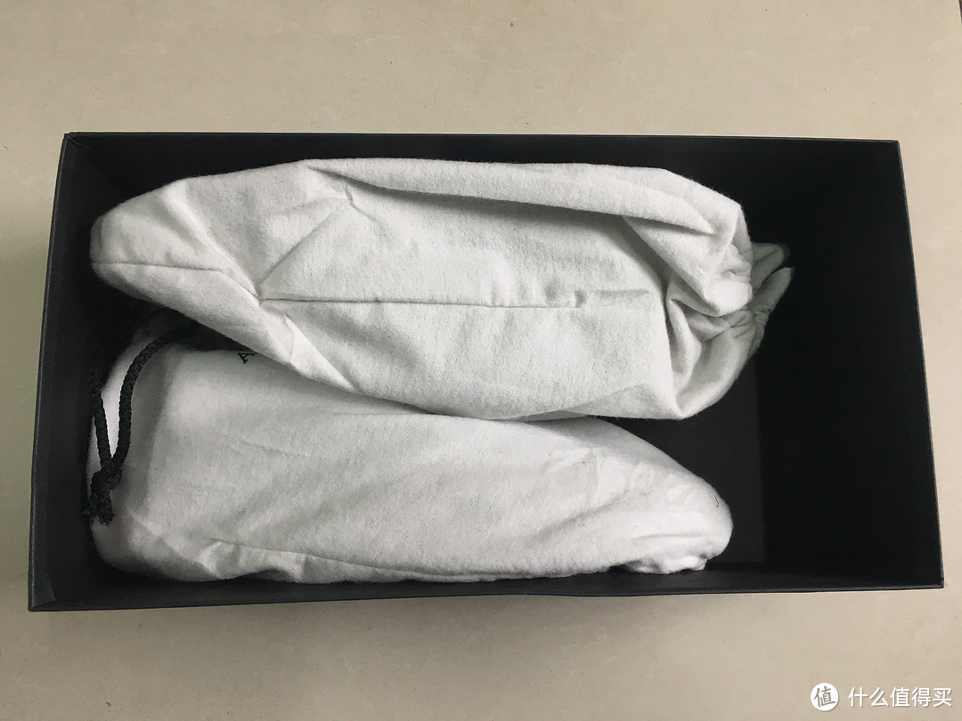鞋子被防尘袋套着。 鞋子被防尘袋套着。
