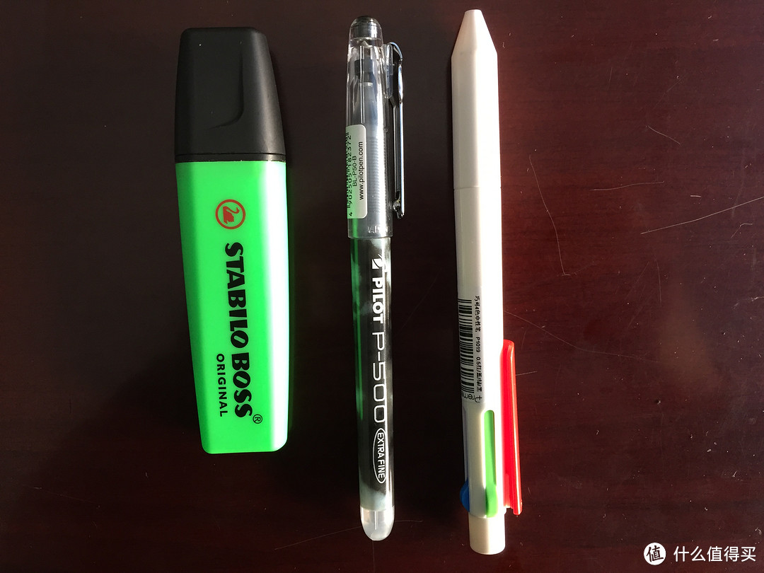 从左到右依次是绿色记号笔、黑色中性笔和四色笔。因为本子比较小