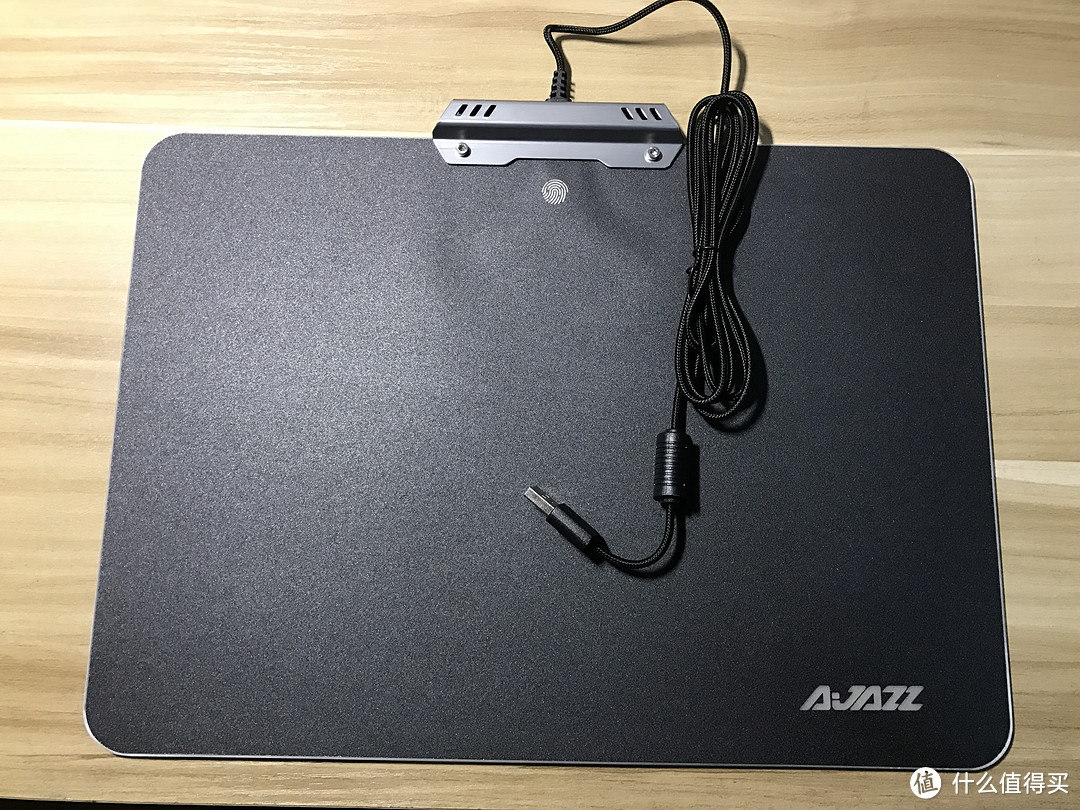 瑕不掩瑜，值得入手--------【轻众测】AJAZZ黑爵 Pad RGB 游戏发光 鼠标垫