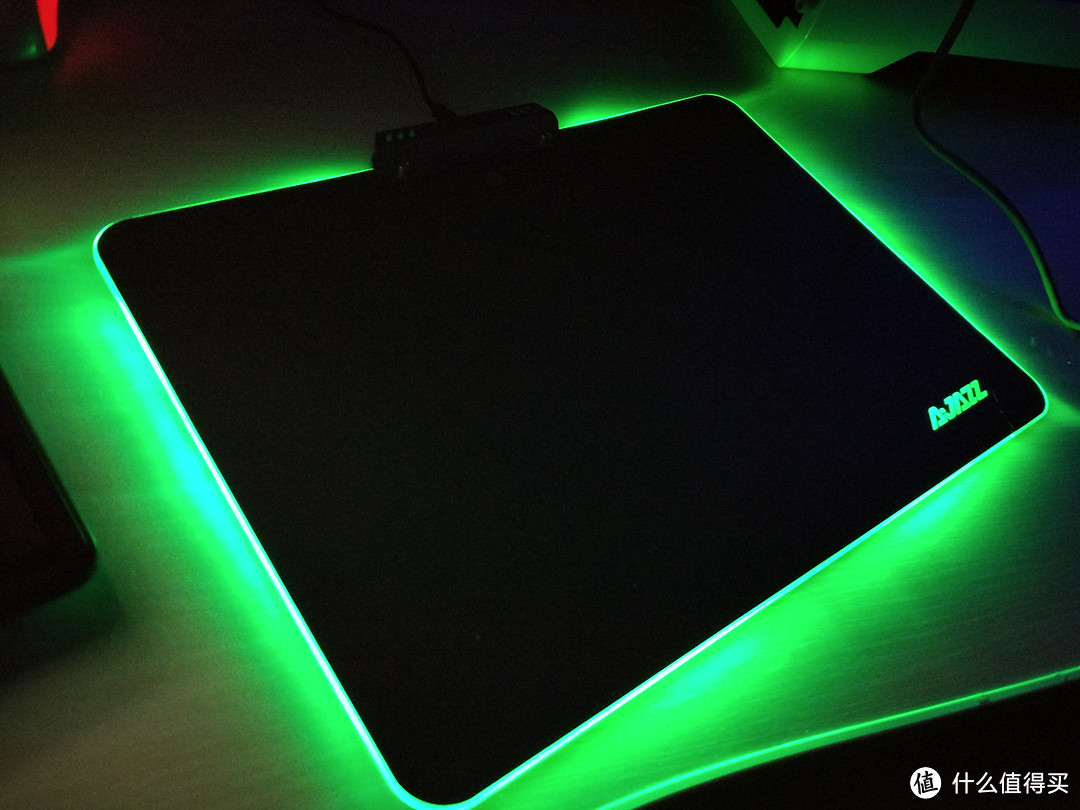 将光污染进行到底 AJAZZ黑爵 Pad RGB游戏发光 鼠标垫 评测