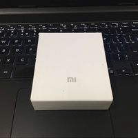 小米 10000mAh 移动电源外观展示(主体|logo|指示灯|接口)