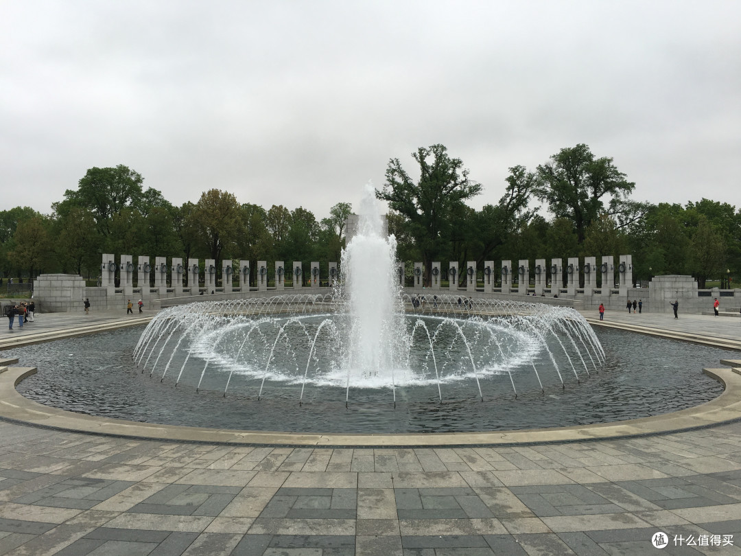 整个纪念园是一个圆形的下沉式广场,广场中间是一个圆形喷泉水池.