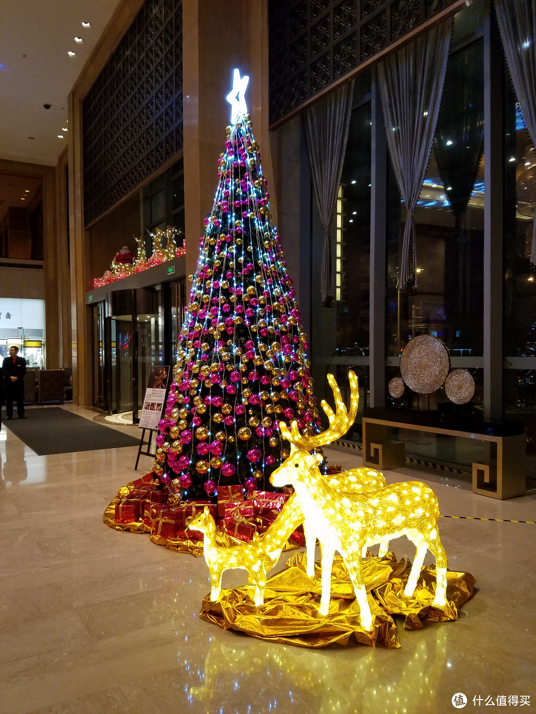 酒店大厅放着圣诞树，节日气氛还是很浓的