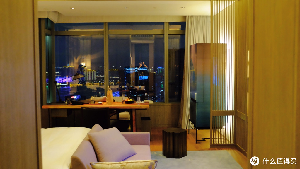 下车后就看到杭州柏悦的招牌——一如既往的低调隐秘.