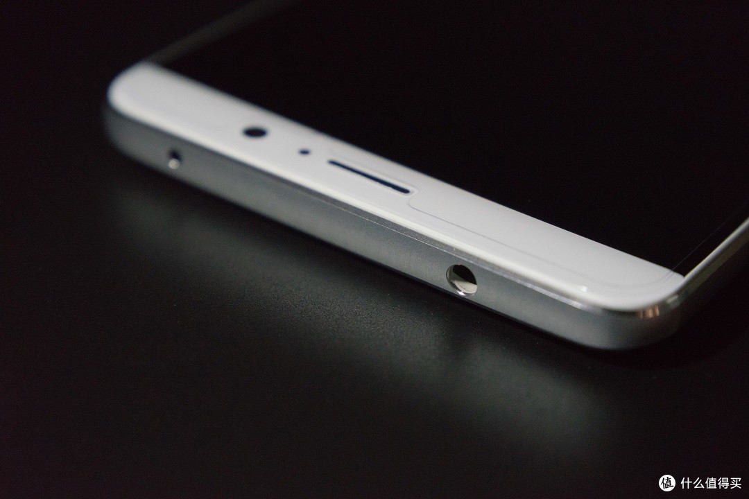 底部是双扬声器,usb type-c接口.