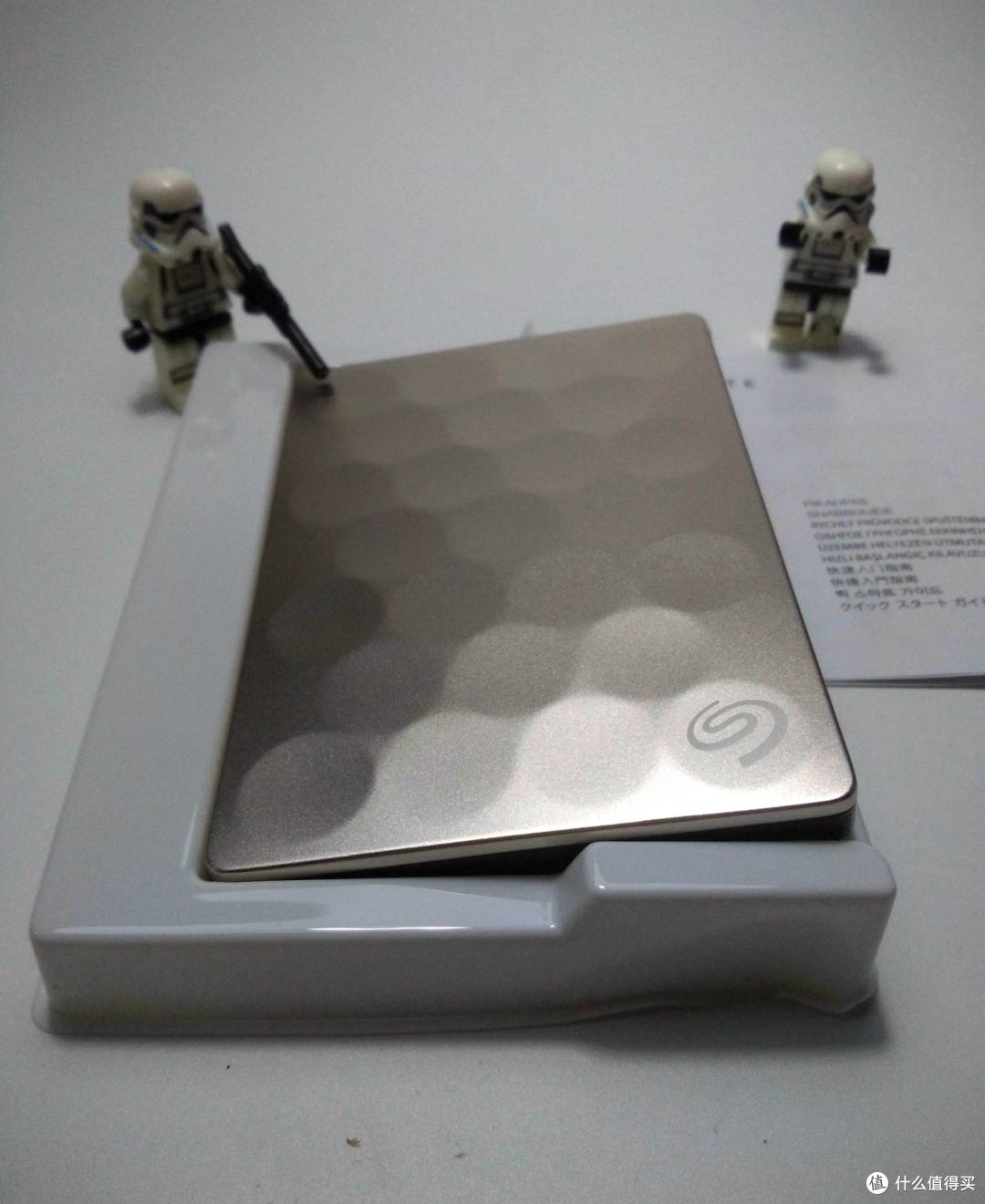 速度颜值轻薄兼顾的---希捷 至轻睿利便携移动硬盘(1TB)