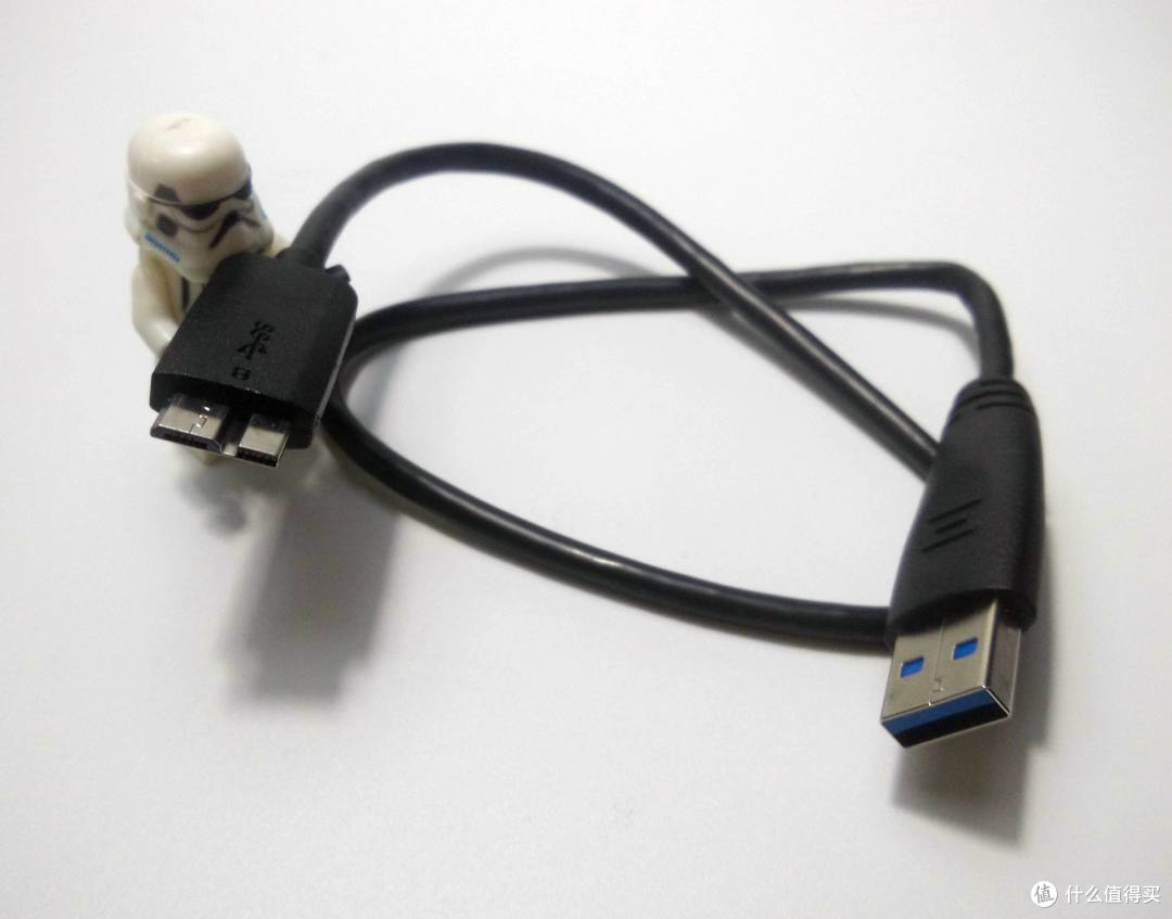 速度颜值轻薄兼顾的---希捷 至轻睿利便携移动硬盘(1TB)
