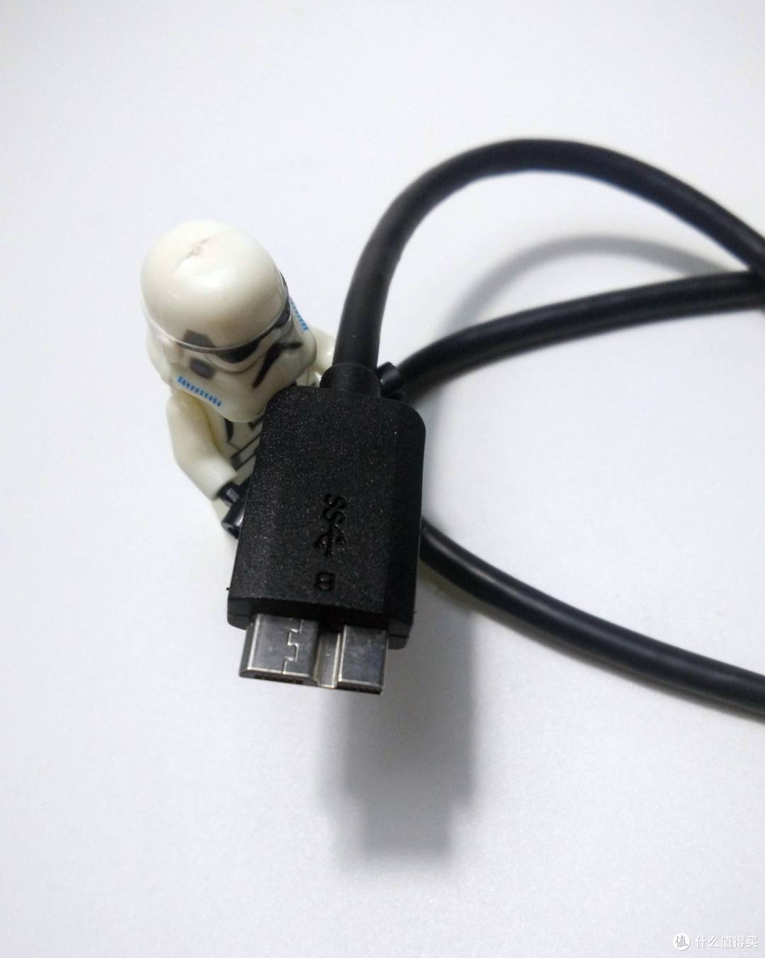 速度颜值轻薄兼顾的---希捷 至轻睿利便携移动硬盘(1TB)