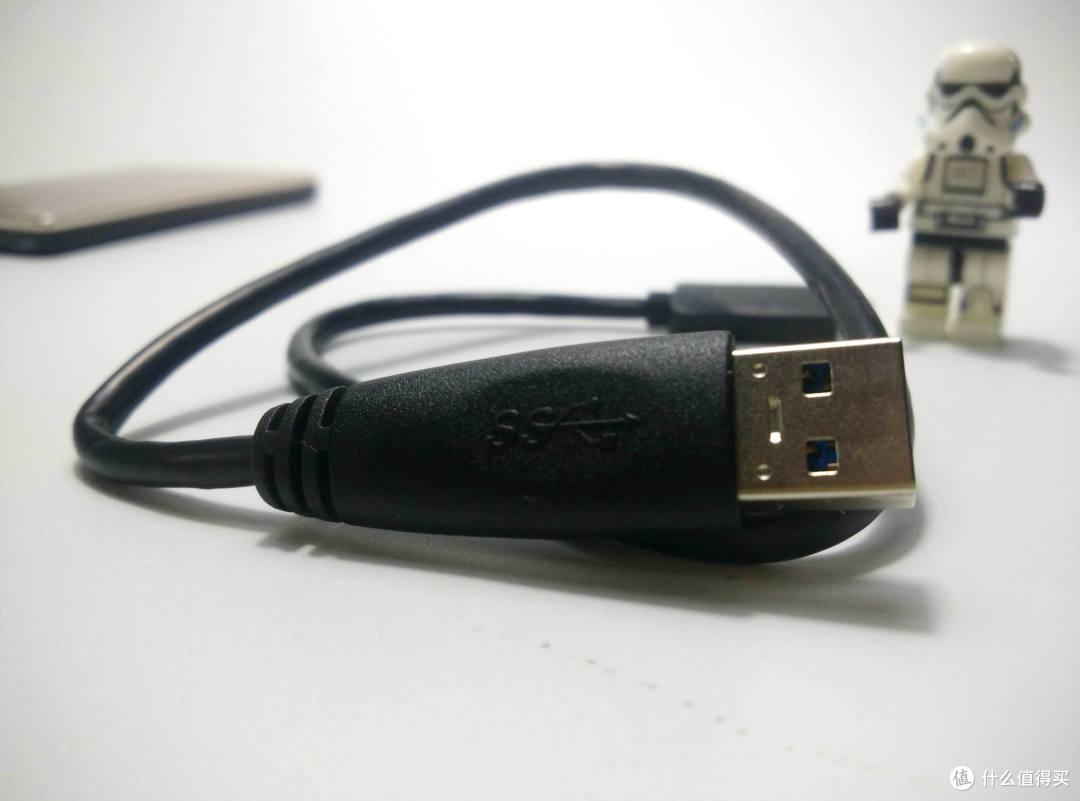 速度颜值轻薄兼顾的---希捷 至轻睿利便携移动硬盘(1TB)