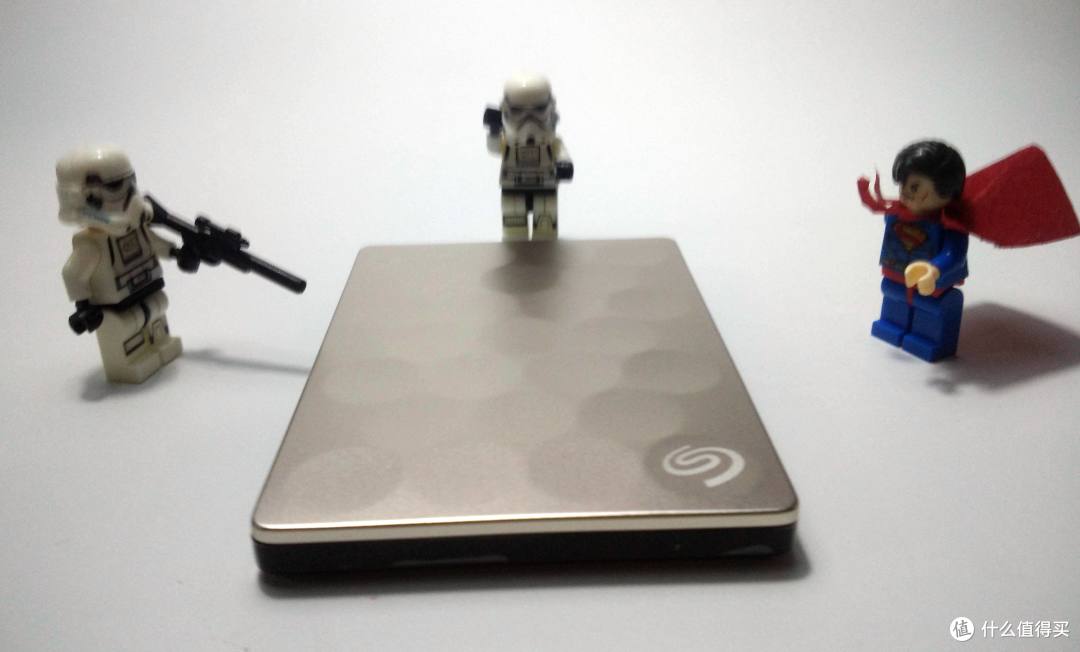速度颜值轻薄兼顾的---希捷 至轻睿利便携移动硬盘(1TB)