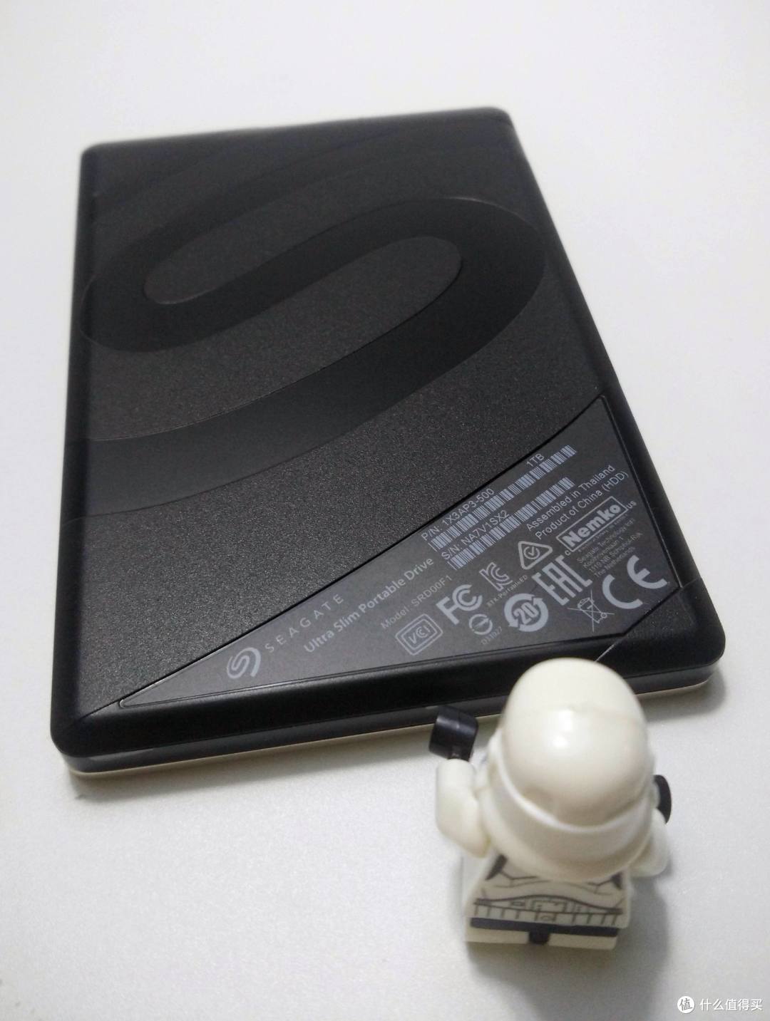 速度颜值轻薄兼顾的---希捷 至轻睿利便携移动硬盘(1TB)