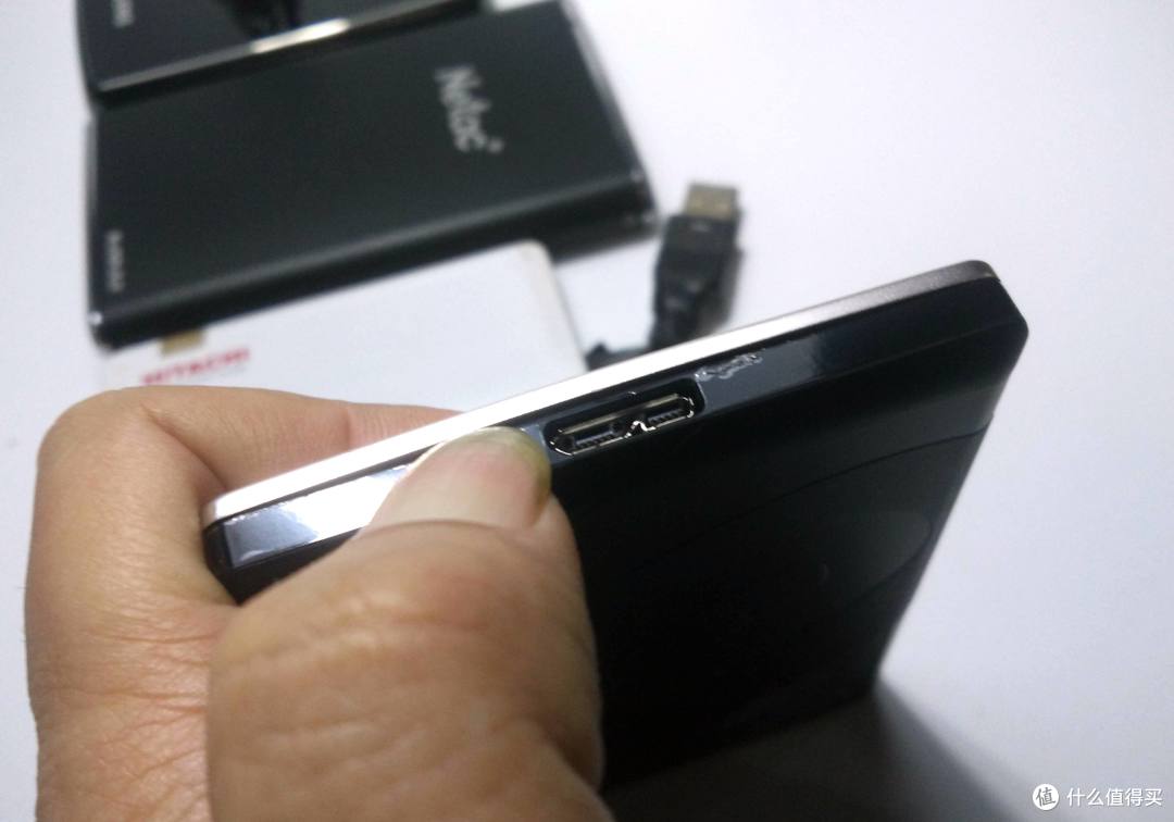 速度颜值轻薄兼顾的---希捷 至轻睿利便携移动硬盘(1TB)