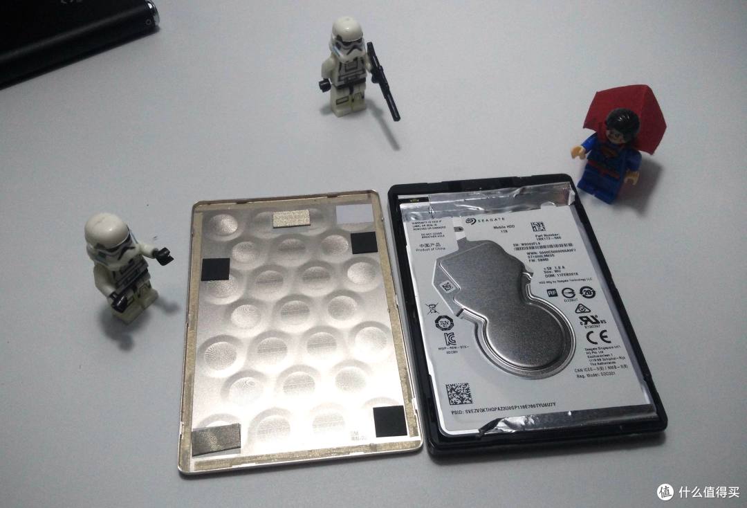 速度颜值轻薄兼顾的---希捷 至轻睿利便携移动硬盘(1TB)