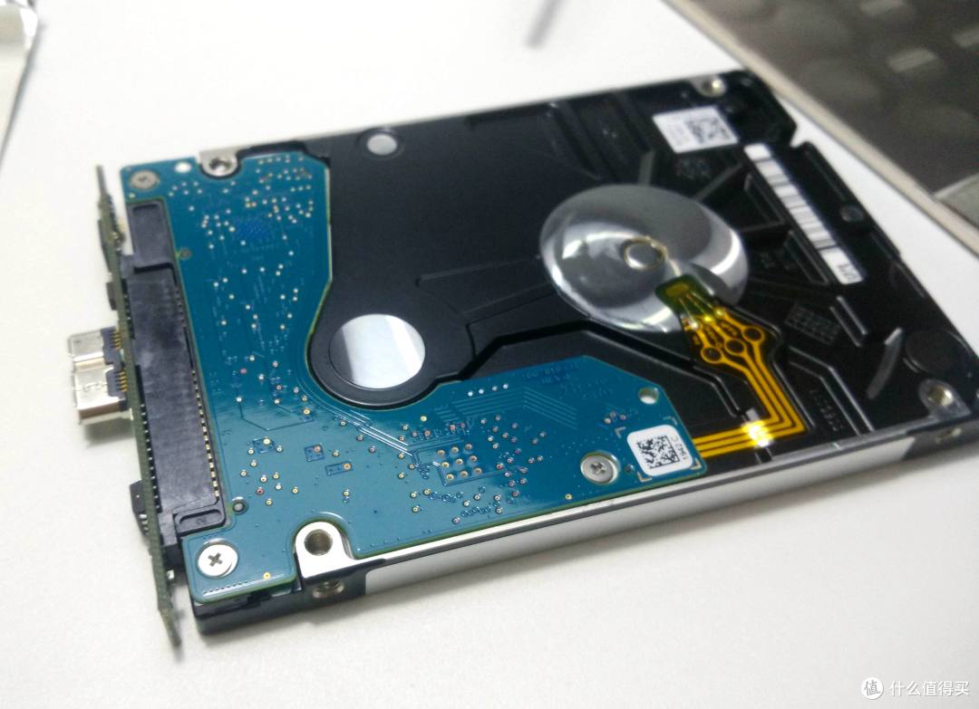 速度颜值轻薄兼顾的---希捷 至轻睿利便携移动硬盘(1TB)
