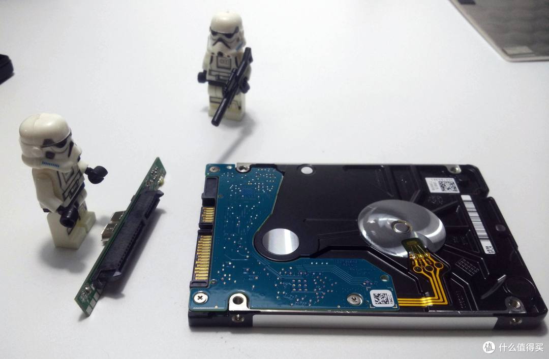 速度颜值轻薄兼顾的---希捷 至轻睿利便携移动硬盘(1TB)