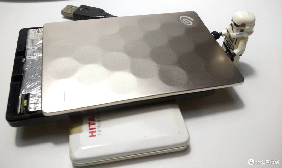 速度颜值轻薄兼顾的---希捷 至轻睿利便携移动硬盘(1TB)