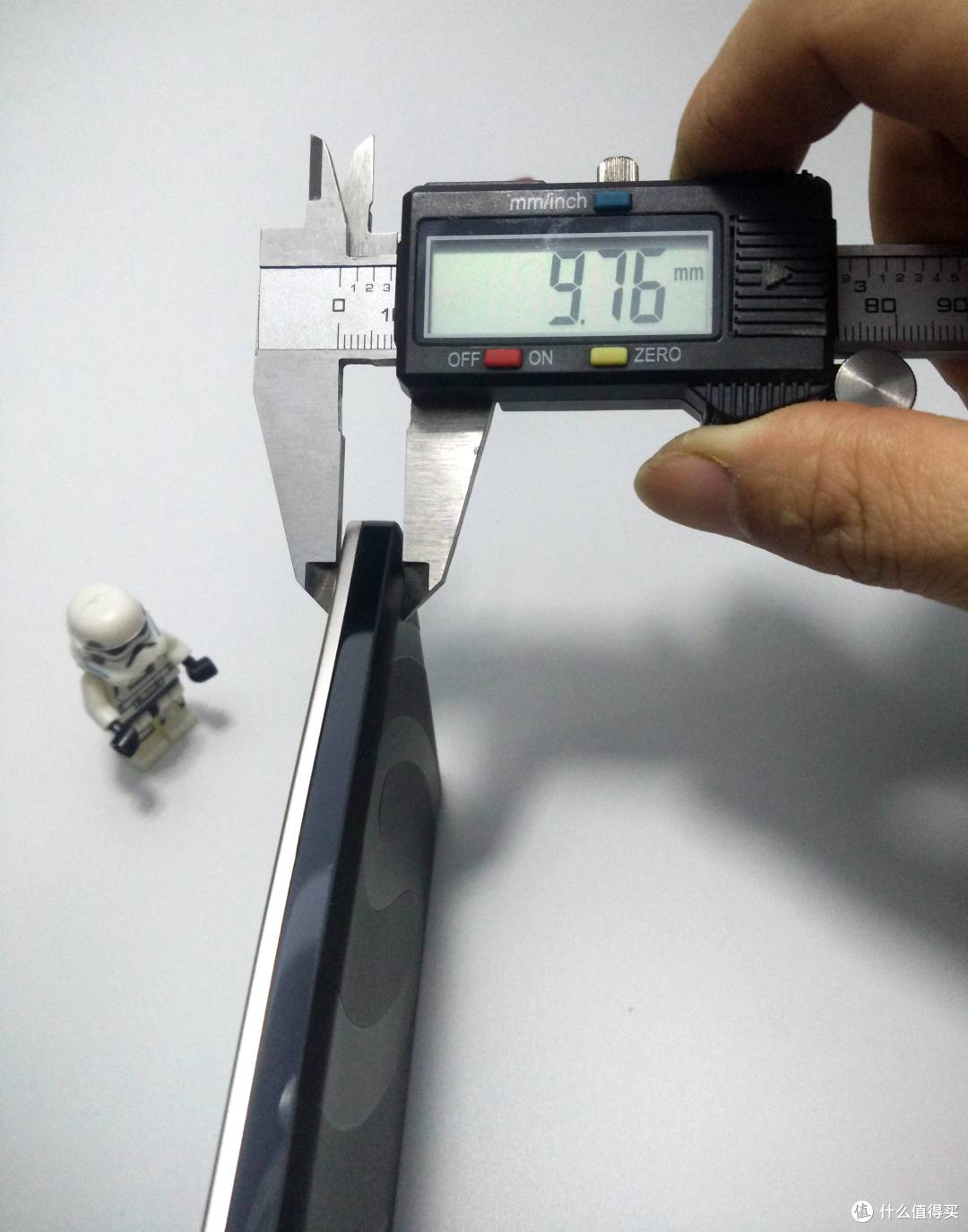 速度颜值轻薄兼顾的---希捷 至轻睿利便携移动硬盘(1TB)