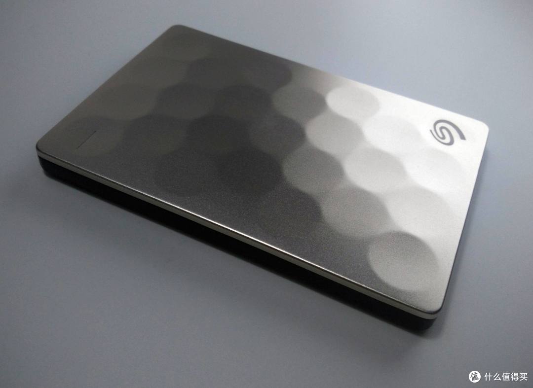 速度颜值轻薄兼顾的---希捷 至轻睿利便携移动硬盘(1TB)