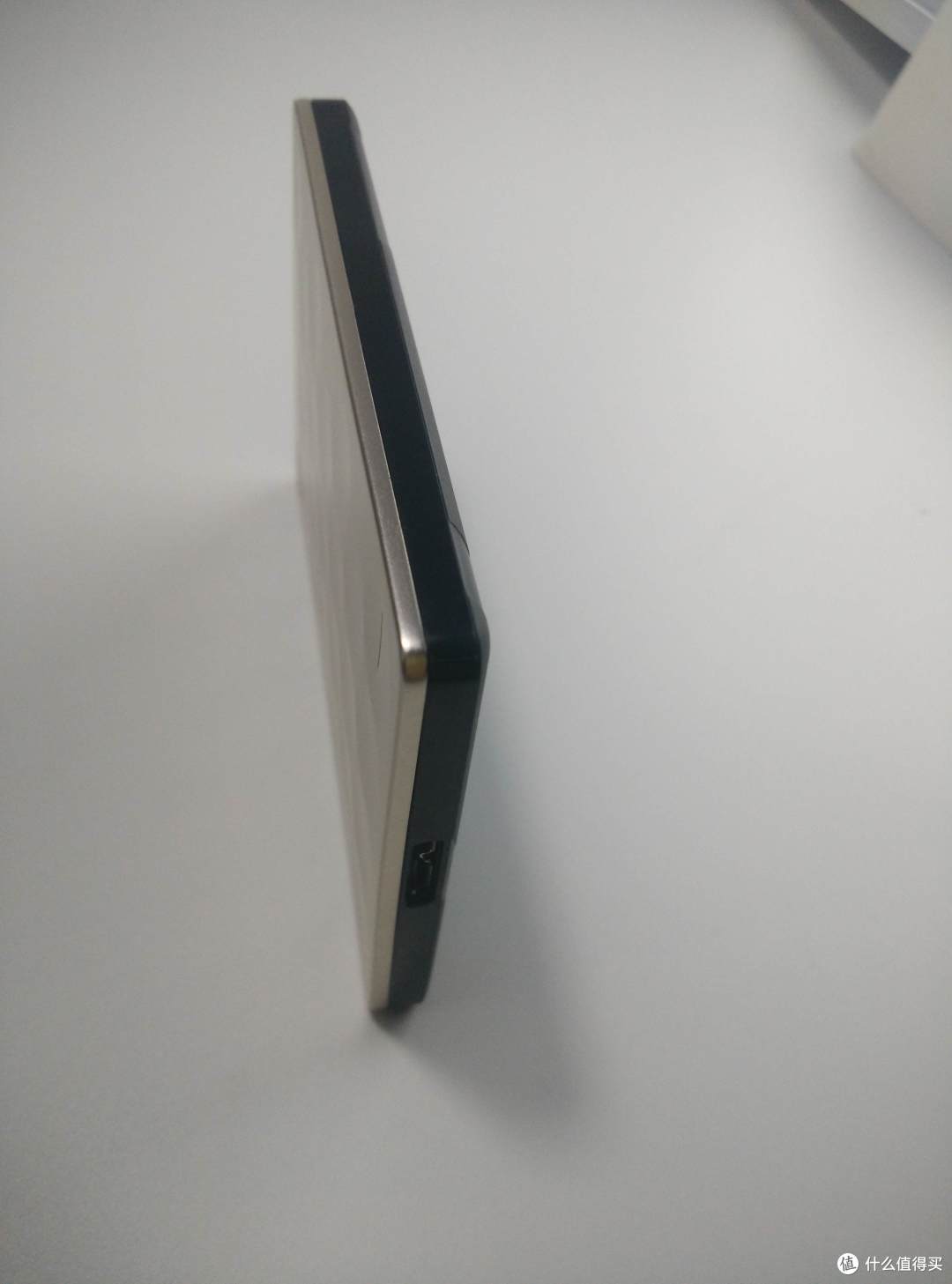 速度颜值轻薄兼顾的---希捷 至轻睿利便携移动硬盘(1TB)