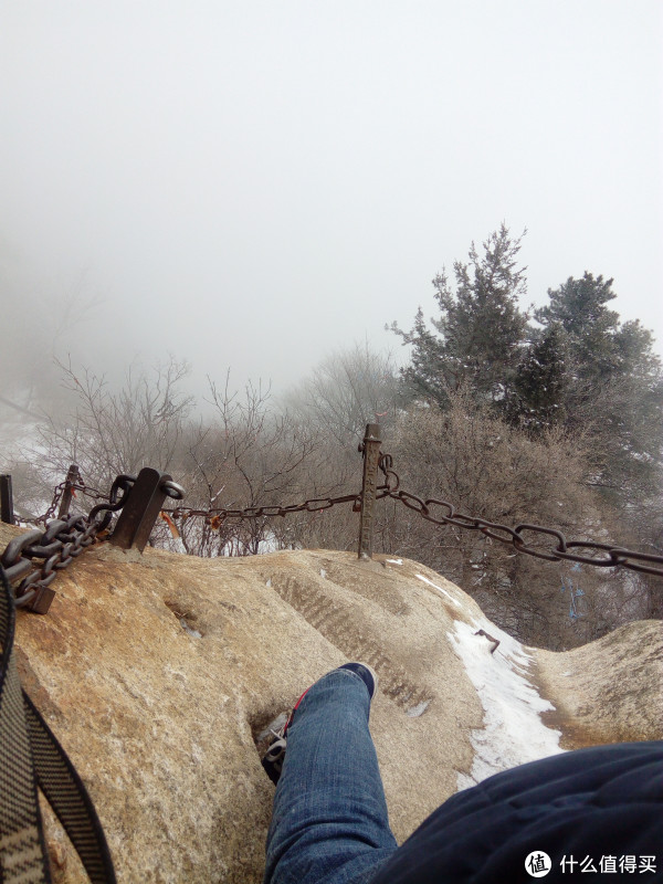 带,下去十米,坡度直接大于90度,根本看不见楼梯,全是在石头上凿的脚洞