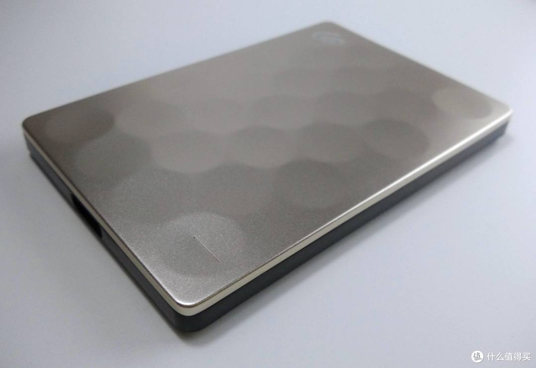 速度颜值轻薄兼顾的---希捷 至轻睿利便携移动硬盘(1TB)