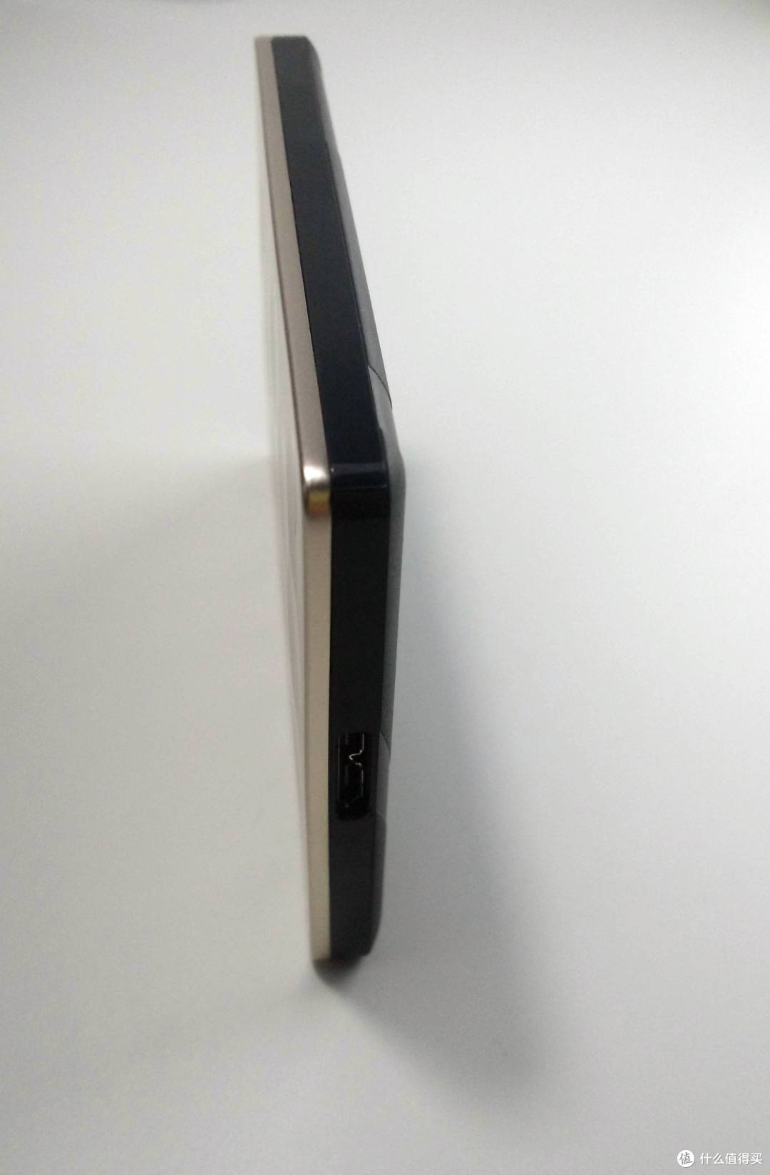 速度颜值轻薄兼顾的---希捷 至轻睿利便携移动硬盘(1TB)
